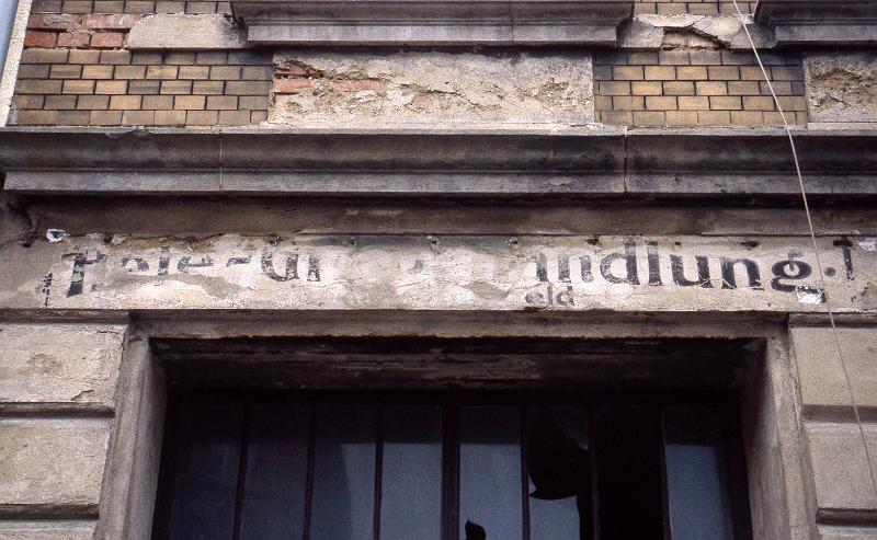Leipzig-Lindenau, William-Zipperer-Str. 119, 21.11.1998.jpg - Hefe-Gries-Handlung